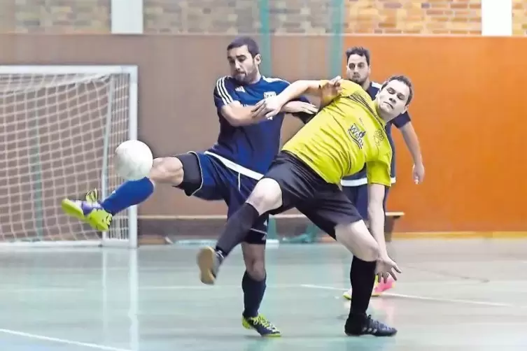 Flotter Tanz mit Ball auf dem Fußball-Parkett: Szene aus dem Spiel von gestern Abend zwischen dem SV Dielkirchen (gelbe Trikots)