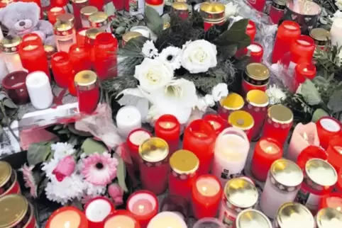 Immer mehr Menschen stellen Kerzen als Zeichen ihrer Trauer auf.