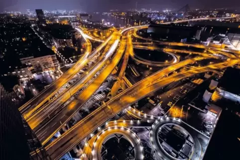 Fast schon ein Kunstwerk: Das Hochstraßengeflecht am Nordkopf der Kurt-Schumacher-Brücke bei Nacht – fotografiert vom 15. Stock 