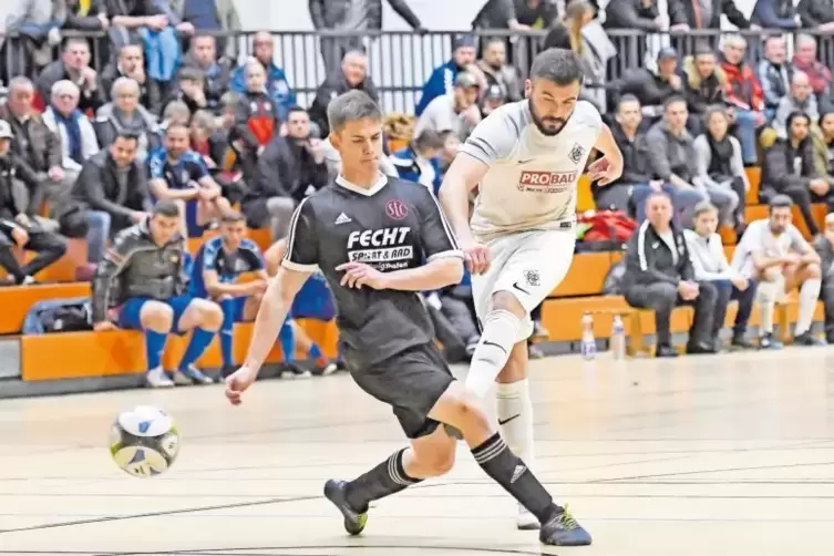 Nico Pantano (rechts) schoss den FC Arminia Ludwigshafen im Finale viermal in Führung. Hier trifft er gegen den Ludwigshafener S