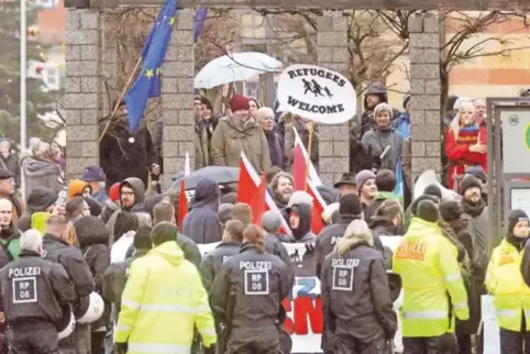 Polizei zwischen den zwei Parteien: Weiter als bis an den Rand des Domgartens wurden die Gegendemonstranten nicht vorgelassen.