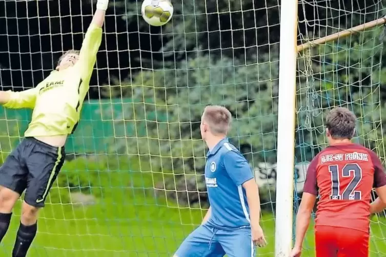 Marcel Meier (rechts), Kapitän von Phönix Schifferstadt, erzielt hier das 1:0 gegen den FSV Schifferstadt. Acht Tore erzielte Me