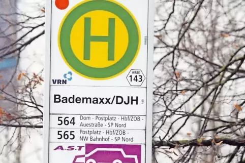 Sammel-Taxi: an Haltestellen mit dem violetten AST-Symbol bestellbar. Das Bild entstand in der Geibstraße.