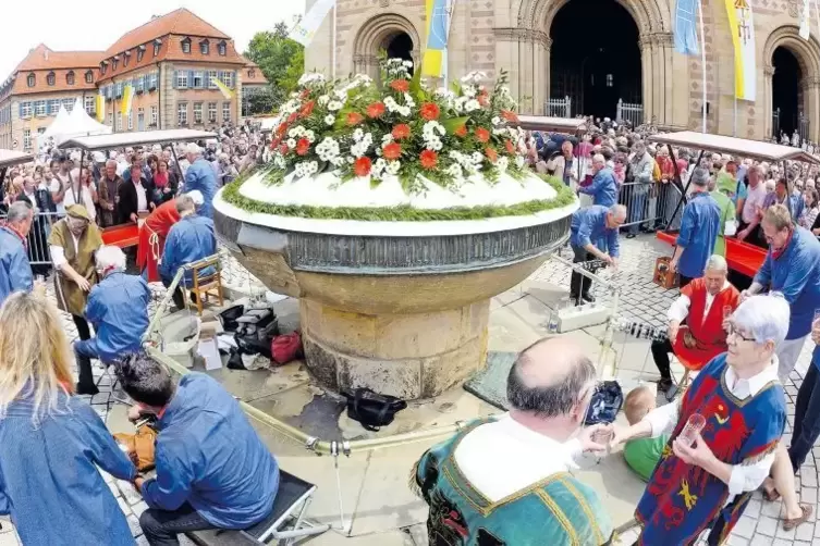 Auch eine Frage im Quiz: Über 1400 Liter gehen in den Domnapf. Die Aufnahme zeigt die Feier zum Bistumsjubiläum im vergangenen J