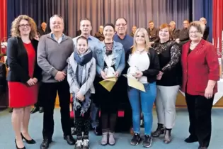 Tragen dazu bei, dass das Ortsleben in Hanhofen funktioniert und wurden dafür von Friederike Ebli (rechts) und Silke Schmitt (li