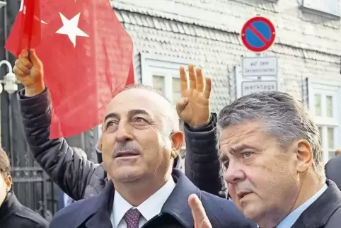 In der Innenstadt von Goslar: Bundesaußenminister Gabriel (rechts) und sein türkischer Amtskollege Cavusoglu.