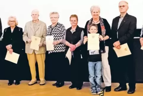 Ortsbürgermeister Jürgen Schneider bedankte sich mit Urkunden und Präsenten bei Alwine Müller, Christel Becker, Adelheid Goebel,