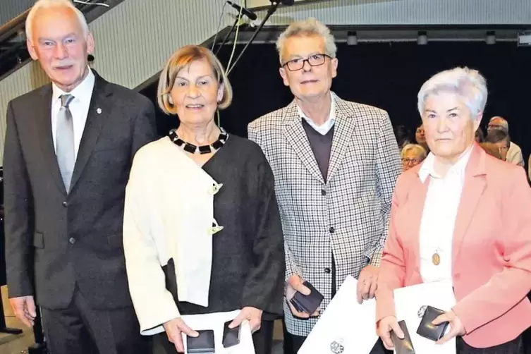 Bürgermeister Lothar Lorch (links) zeichnete (v.l.) Rita Thiel, Bernd Kastenholz und Dorle Dorsch mit Silbernen Verdienstmedaill