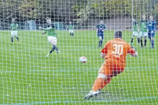 Schöne Momentaufnahme: Christopher Shipnoski (Kibo/Orbis) trifft zum 2:3. Am Ende gewinnt die SG 5:3 gegen Rieschweiler II.