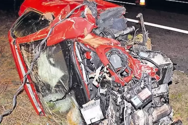 Der Fahrer des Unfallautos erlitt wie durch ein Wunder nur leichte Verletzungen.