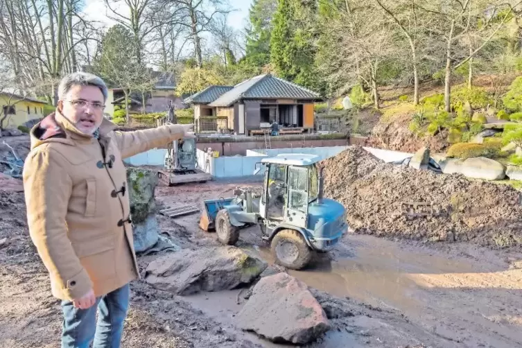 Der obere Teich wird neu angelegt, am Teehaus bekommt die Außenterrasse einen neuen Holzbelag. Vorsitzender Stephan Brohl ist er