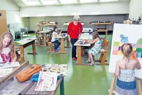 Die Zweibrücker Jugendkunstschule befindet sich unterm Dach der ehemaligen Hauptschule Nord in der Hofenfelsstraße 53. Hier sind