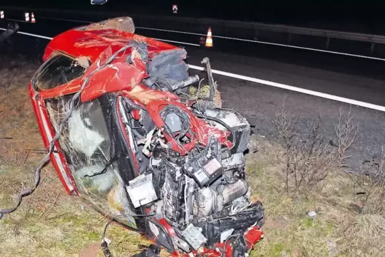 Nur noch Schrottwert: der Peugeot nach dem Überschlag.