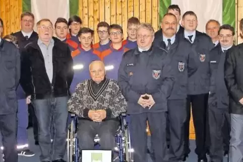 Ehrung für die Feuerwehrleute: Beim Ebertsheimer Neujahrsempfang dankten Ortsbürgermeister Bernd Findt (rechts) und Verbandsbürg