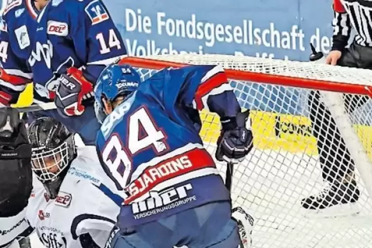 Das 4:2 für die Adler: Andrew Desjardins (Nummer 84) trifft.