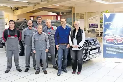 Das Team vom Autohaus Reißland in Dellfeld mit Anke und Stefan Reißland (ganz rechts).