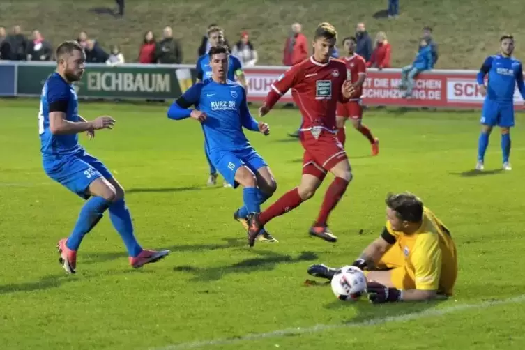 Gehalten: Torwart Peter Klug rettet gegen den 1. FC Kaiserslautern II. ArchivFoto: Lenz