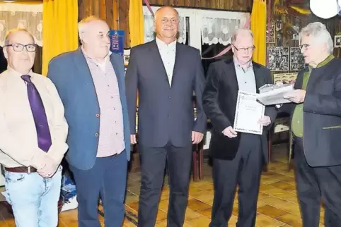 Neujahrsempfang beim VfB Post Pirmasens: Vorsitzender Karl-Heinz Bandke (rechts) zeichnet Bernd Stegner, Alexander Baranowsky, G