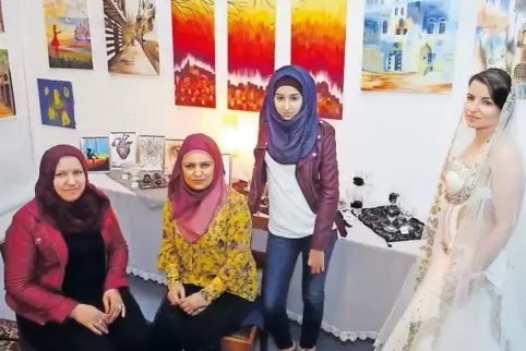 Malerei und Brautmode aus einem verheerten Land: Wafaa Tabra, Mayada Ali und Ayah Arab (von links) stellen im Lauterer Salon Sch