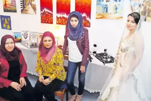 Malerei und Brautmode aus einem verheerten Land: Wafaa Tabra, Mayada Ali und Ayah Arab (von links) stellen im Lauterer „Salon Sc