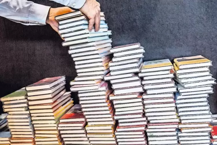 Stapelweise Bücher (wie hier auf diesem Symbolbild) warten in der „Nacht der 1001 Bücher“ in der Peterskirche in Kirchheimboland