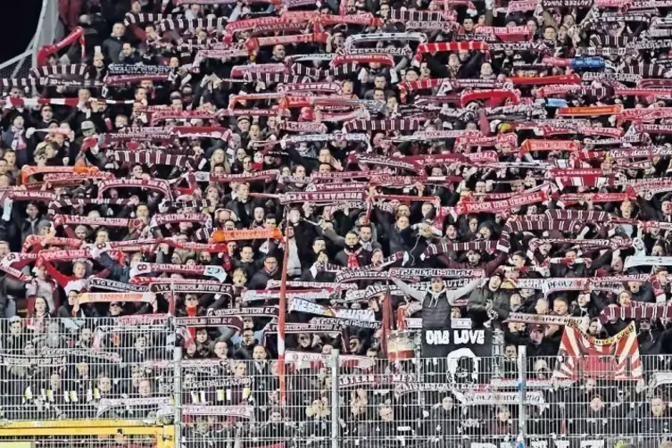 Früher Abschied von den Fans: die FCK-Spieler in der Kurve