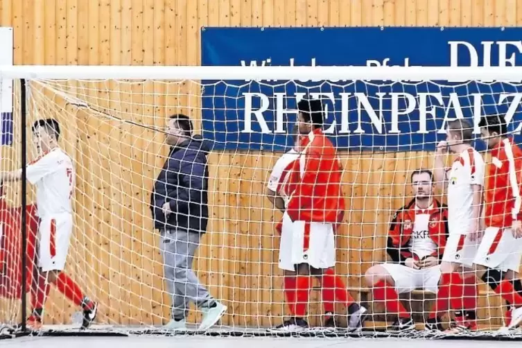 Trainingsjacke wieder an und raus: Für die MTV-Spieler fiel die Partie gegen den FC Hengsberg kurzfristig aus.