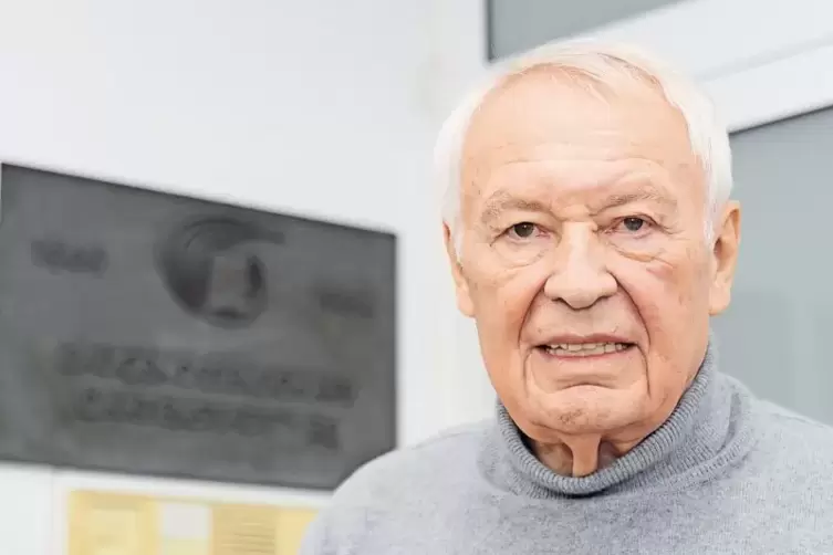 Günter Dinzler am Eingang zur Geschäftsstelle der Genossenschaft in der Königsbacher Straße. Er ist sehr gerührt, dass er zum Eh