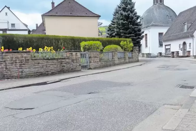 Viele Straßen in Rodalben, wie zum Beispiel die Friedhofstraße, sind in die Jahre gekommen, schadhaft und reparaturanfällig gewo