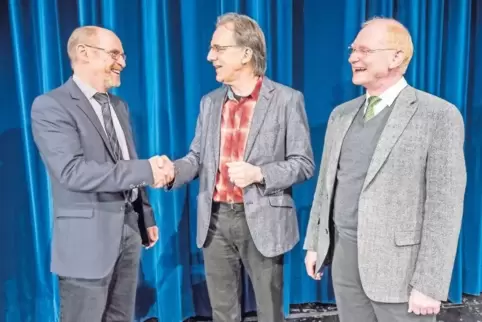 Lachende Gesichter bei der Verabschiedung von IGS-Schulleiter Jürgen Knies-Boulesteix (Mitte) gestern. Nette Grußworte gab’s unt