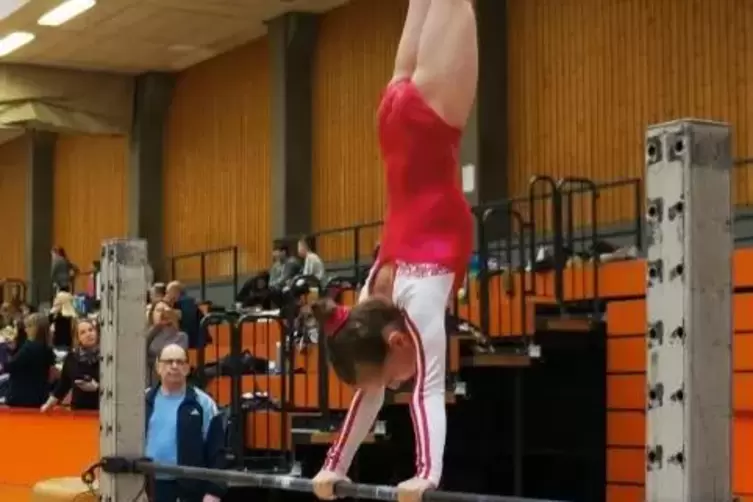 Die junge Haßlocherin Alessia Heusser zeigt einen Handstand am Reck. Foto: frei/Liedy 