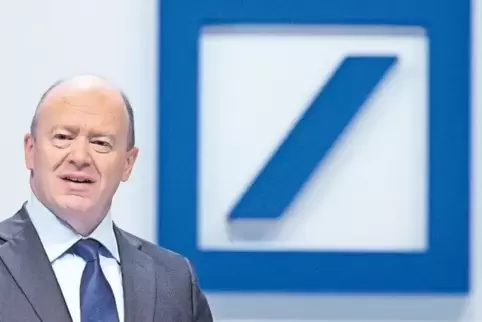 Deutsche-Bank-Chef John Cryan will seinen Investmentbankern angeblich wieder hohe Boni zahlen.