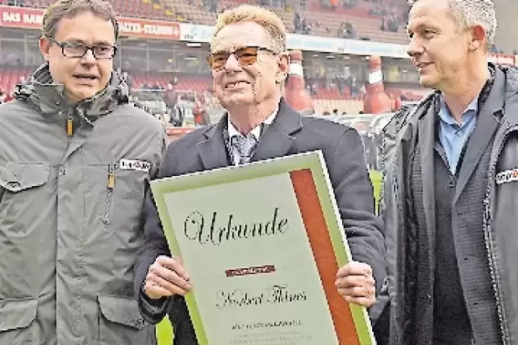 Genießt die Ovationen im Stadion: Norbert Thines, hier zusammen mit dem FCK-Vorstand Michael Klatt (links) und dem FCK-Aufsichts