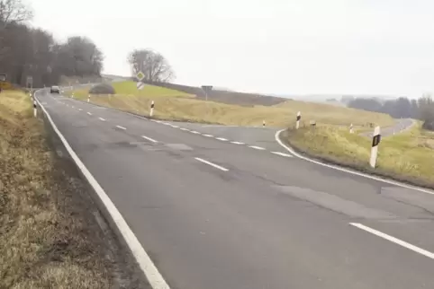 Die L 402 (rechts) zwischen Rußmühlerhof und Würzweiler, die hier in die L 386 von Kibo nach Rockenhausen einmündet, soll zum Ja