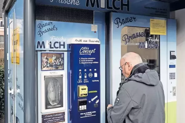 Kein Engpass: Am kleineren Automaten kann in Konken Milch geholt werden, bis der größere repariert und aufgerüstet ist.