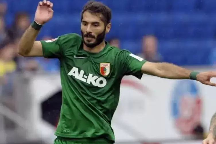 Alte Klasse rostet nicht: Halil Altintop im Dress des FC Augsburg. Foto: KUNZ