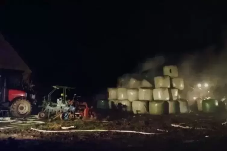 Von einem Holzstapel griffen die Flammen auf Rundballen über. Foto:TNT 