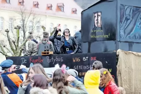 Die Teilnahme des „Kapeller Partybusses“ am Fasnachtsumzug 2017 hat für viel Ärger und Diskussionen in der Kurstadt gesorgt.