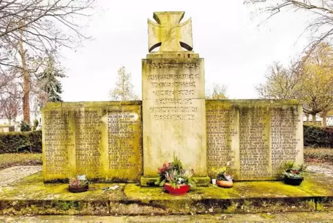 Das Kriegerdenkmal auf dem Friedhof in Meckenheim schimmert grün. Das soll sich ändern.