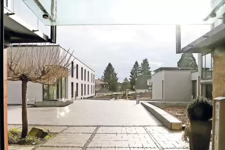 Ein Blick vom Eingang des Altbaus auf die neuen Gebäude des sanierten und erweiterten Butenschoen-Campus in Landau, rechts die A