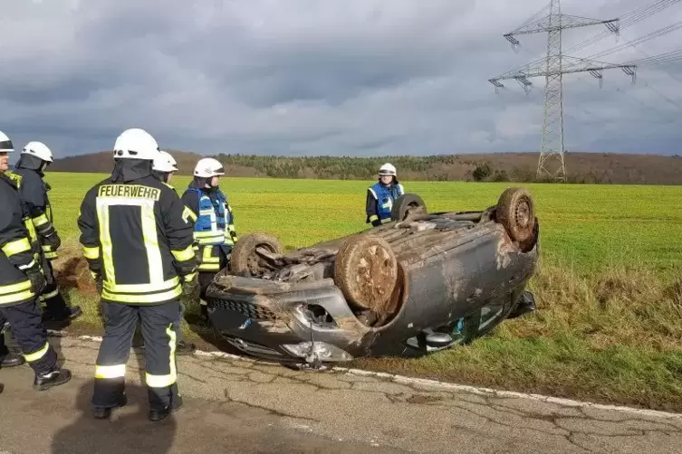 Die beiden Frauen konnten das auf dem Dach liegende Auto aus eigener Kraft verlassen.  FOTO: FEUERWEHR/FREI