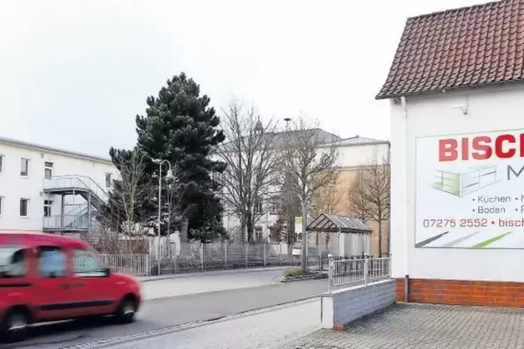 Auch die Straßenquerung spricht gegen eine Mensa im Möbelhaus.