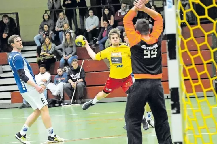 Im Anflug: Rene Kemeter (gelbes Trikot) trifft für die HSG Eckbachtal zur 20:11-Halbzeitführung.