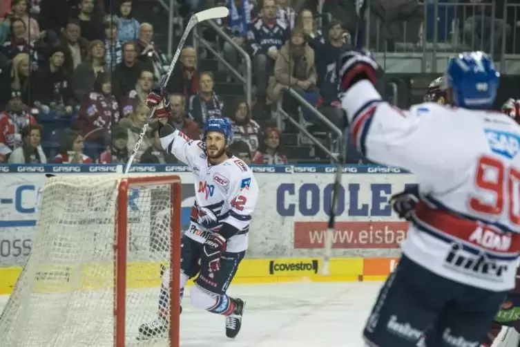 Jubelt bis 2019 bei den Adlern: Chad Kolarik. Foto: Kunz