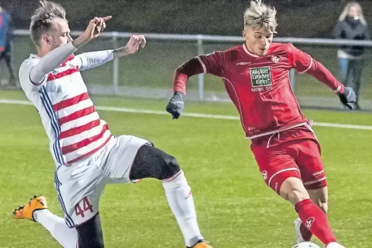 Schenkten sich nichts: Valdrin Mustafa (rechts) vom 1. FC Kaiserslautern II (rechts) und Peter Chrappan von CS Fola Esch.