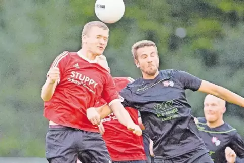 Geht’s hoch oder runter? Die SG Oberarnbach (rechts Lukas Mayer) führt die Tabelle an, die TSG Kaiserslautern (links Henrik Günt