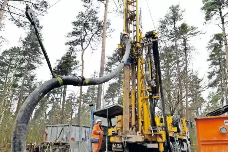 Gestern: Bei 114 Meter Tiefe geht es nur langsam voran. Eine harte Lehmschicht ist im Weg. Bohrgeräteführer Mario Schütz am Bohr