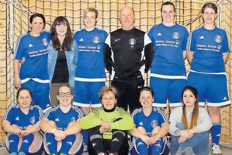 Der neue Westpfalzmeister im Frauenfußball, der TuS Heltersberg: (stehend von links) Nadine Fols, Yvette Schmitt, Lisa Hecht, Tr