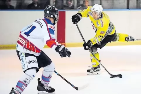 Zweibrückens Tim Essig (rechts) legt den Puck am Eppelheimer Patrick Patschull vorbei.