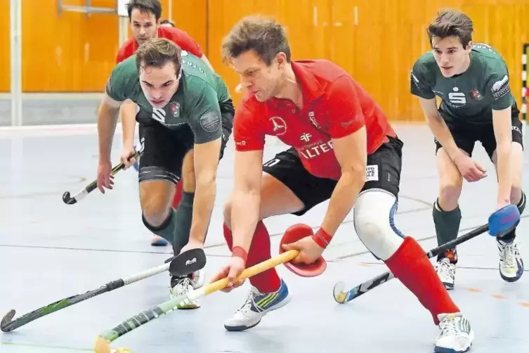 Der Neustadter Björn Emmerling (rotes Trikot) behauptet den Ball gegen den Frankenthaler Simon Hayn.